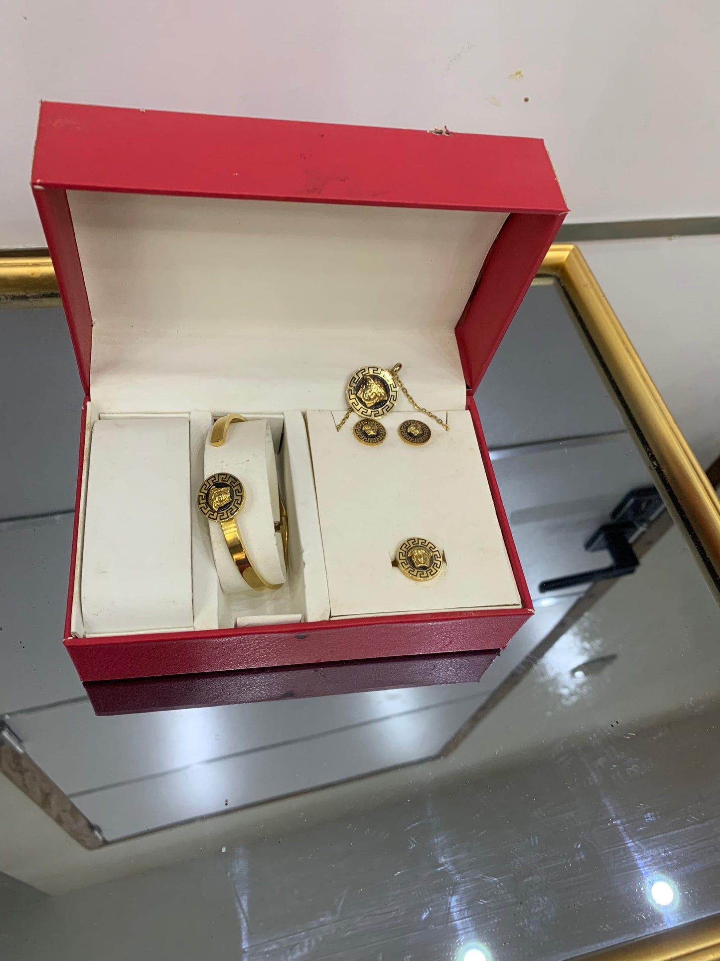 Coffret Bijoux Prestige – Motif Médaillon Grec (4 pièces)