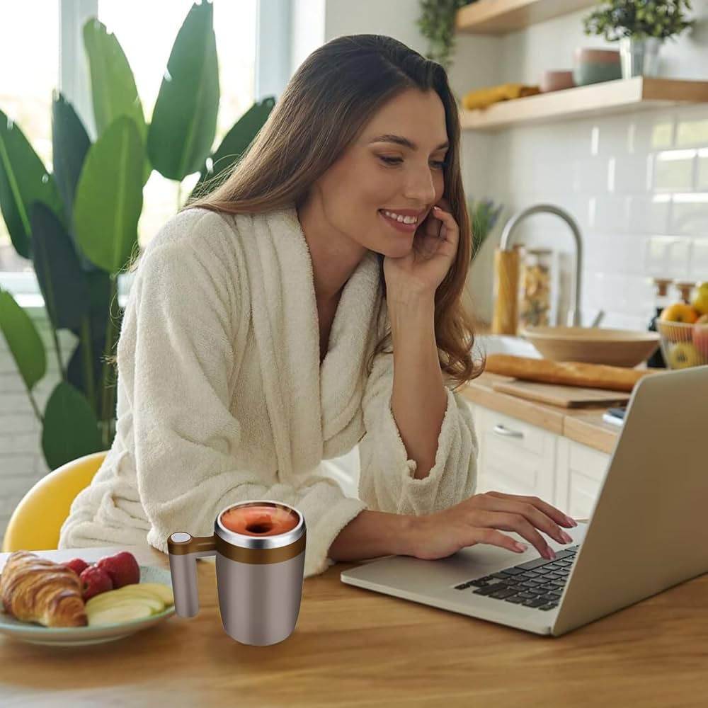 Tasse à café avec agitateur automatique