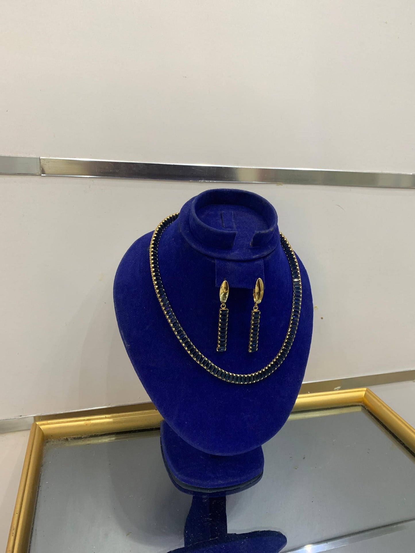 Ensemble Collier & Boucles d’Oreilles Dorés – Élégance Intemporelle