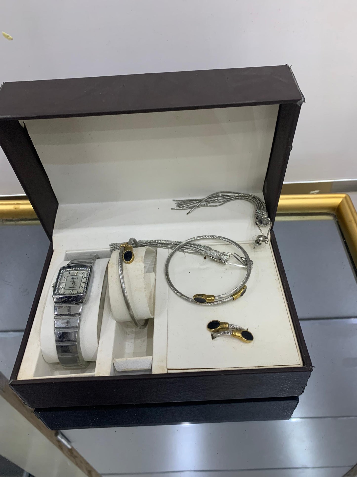 Coffret Montre & Bijoux Argentés – Élégance Complète