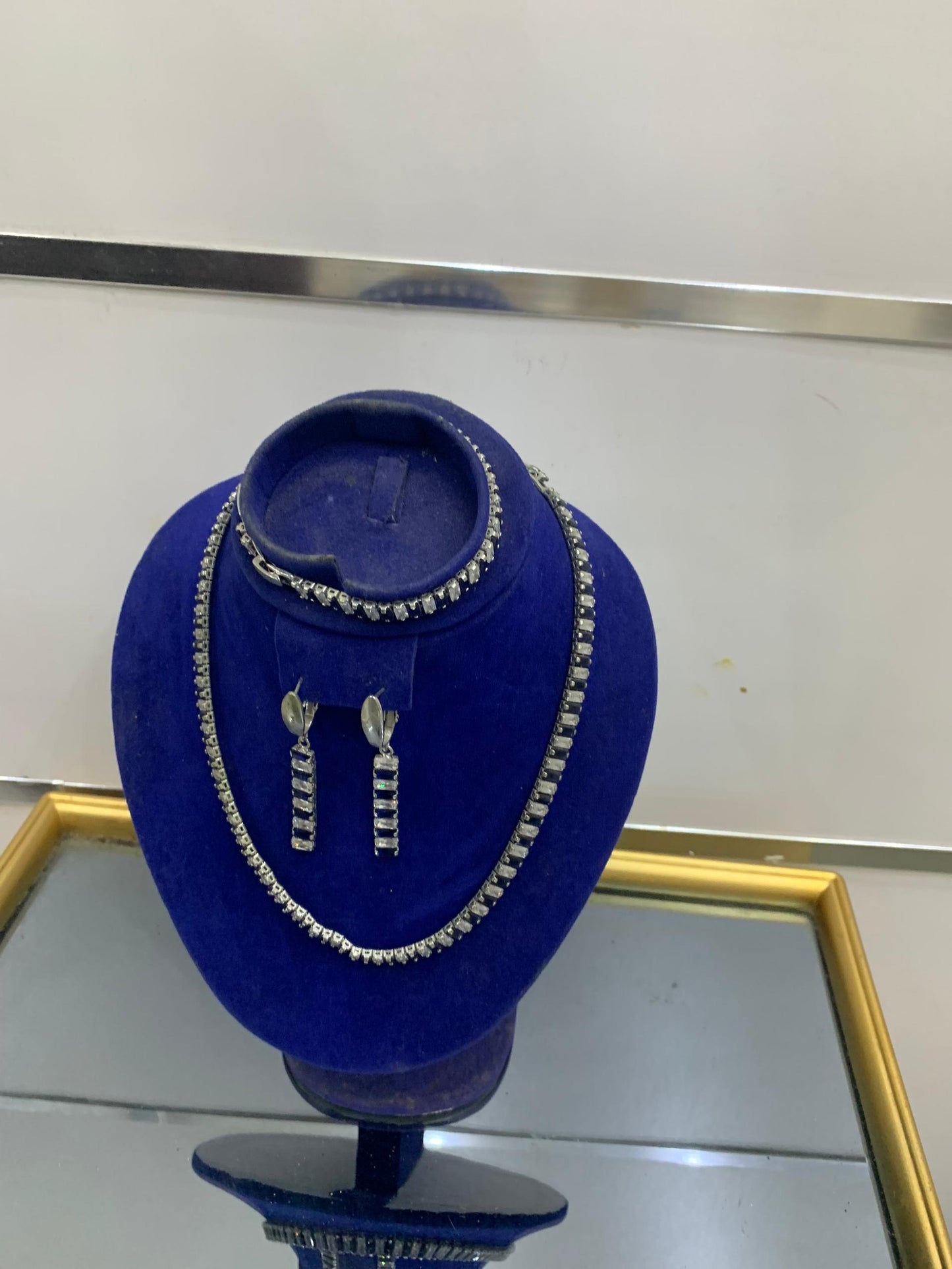 Ensemble Collier, Bracelet & Boucles d’Oreilles Argentés – Style Brillant Élégant