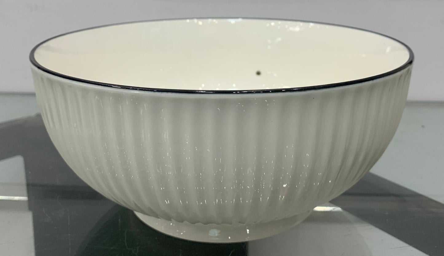 Bol en Porcelaine Blanche – Bord Noir Élégant