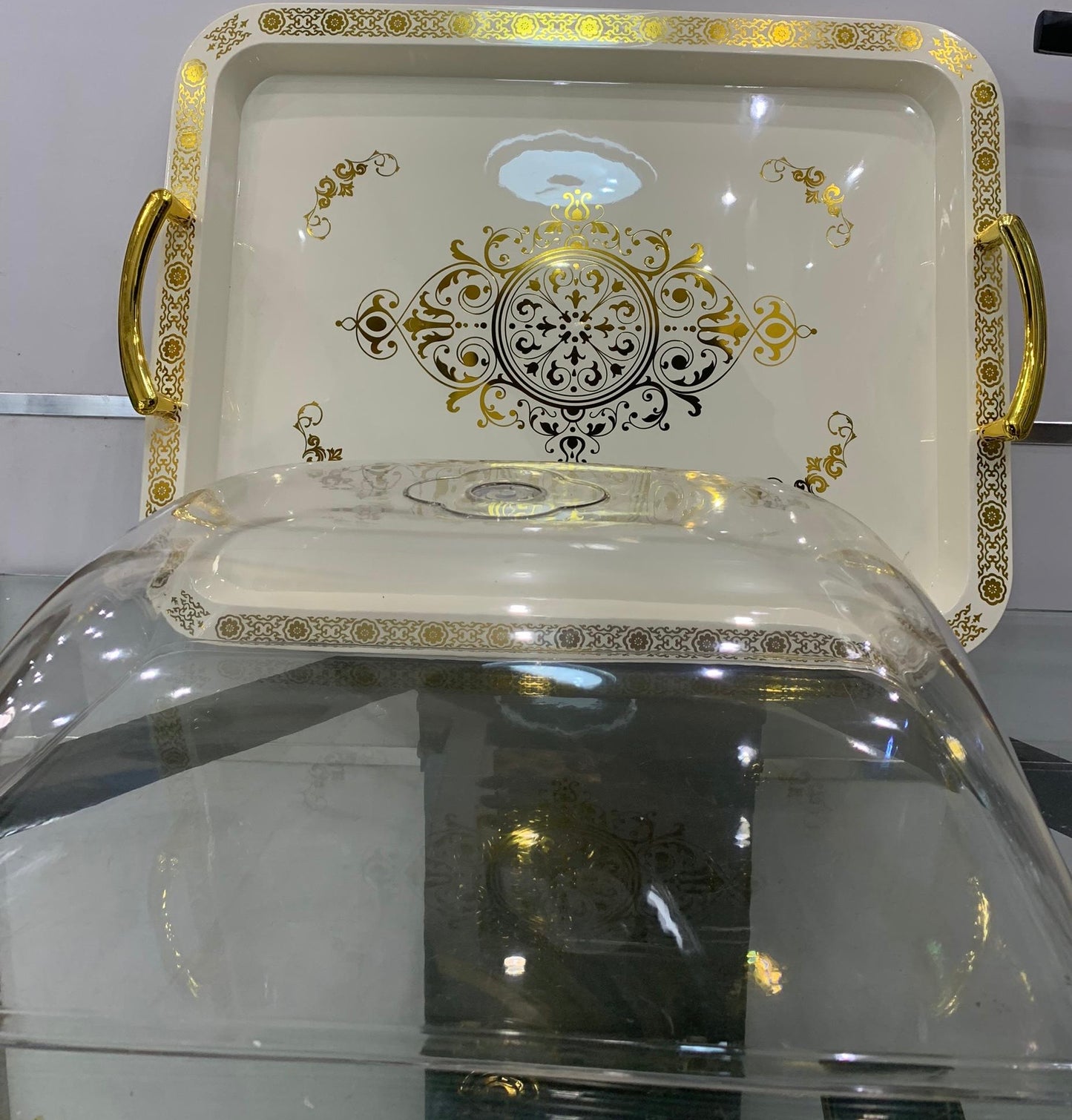 Plateau de Service Doré avec Cloche Transparente