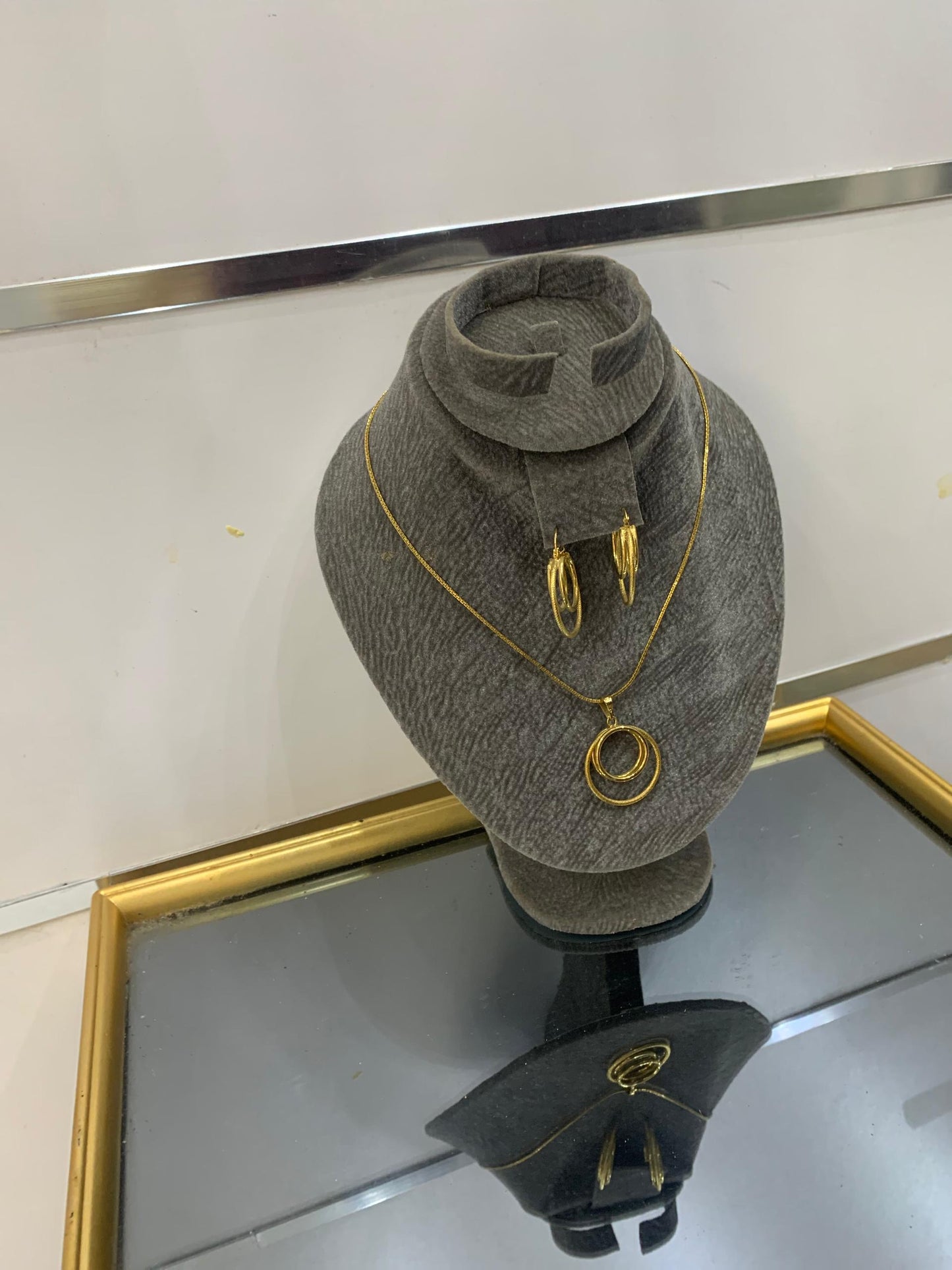 Ensemble Collier & Boucles d’Oreilles Dorés – Élégance Intemporelle