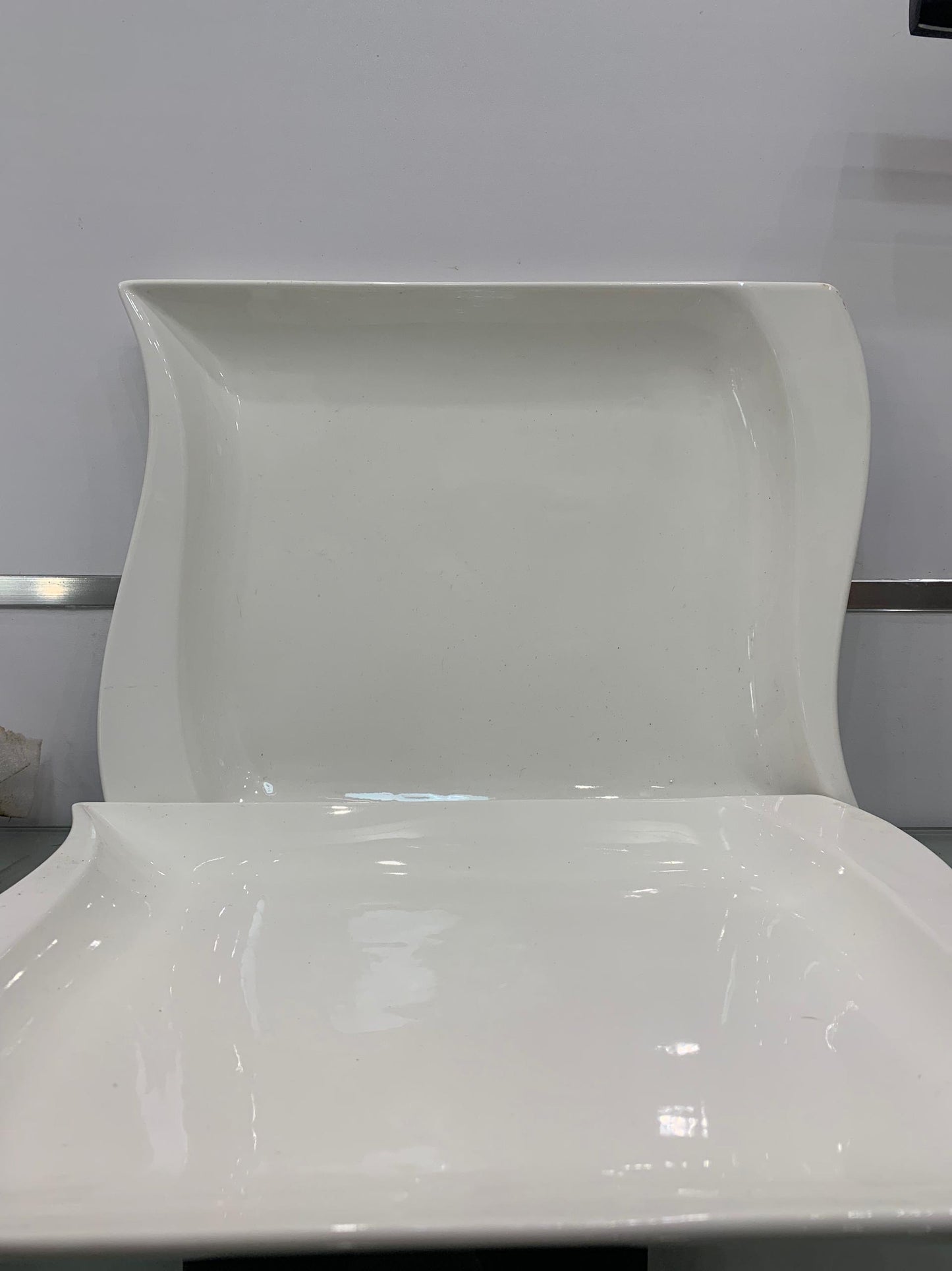 Assiette Carrée Ondulée – Design Moderne en Céramique Blanche