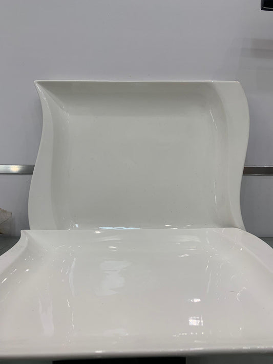 Assiette Carrée Ondulée – Design Moderne en Céramique Blanche