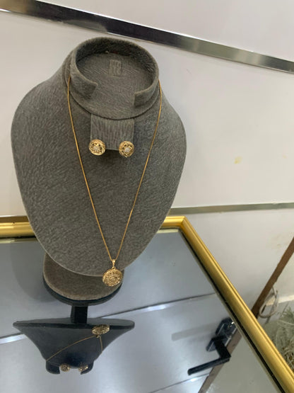 Ensemble Collier & Boucles d’Oreilles Dorés – Élégance Intemporelle