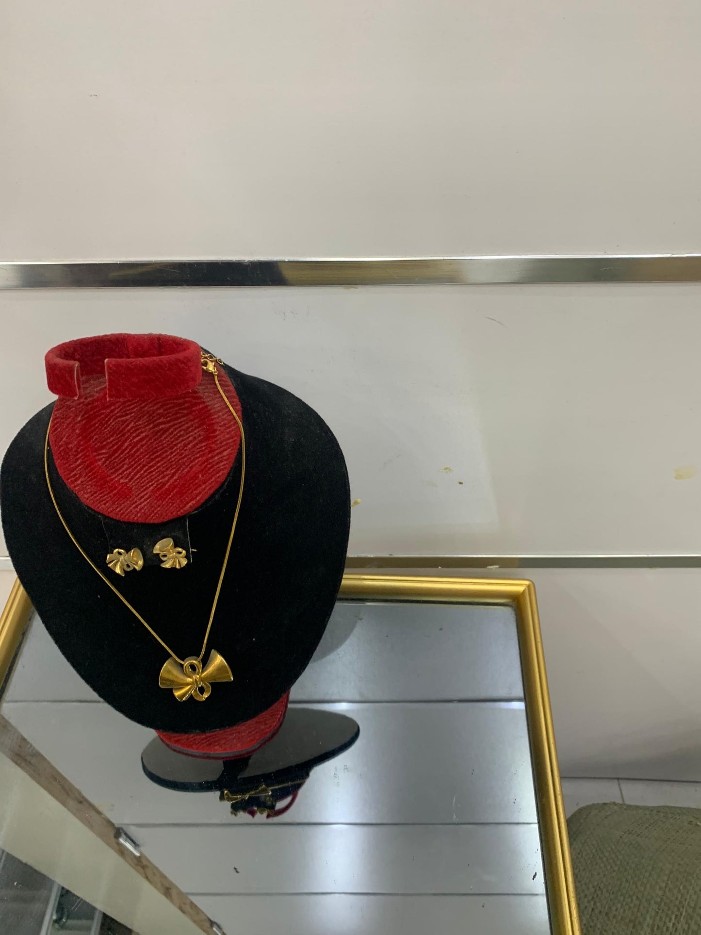 Ensemble Collier & Boucles d’Oreilles Dorés – Élégance Intemporelle