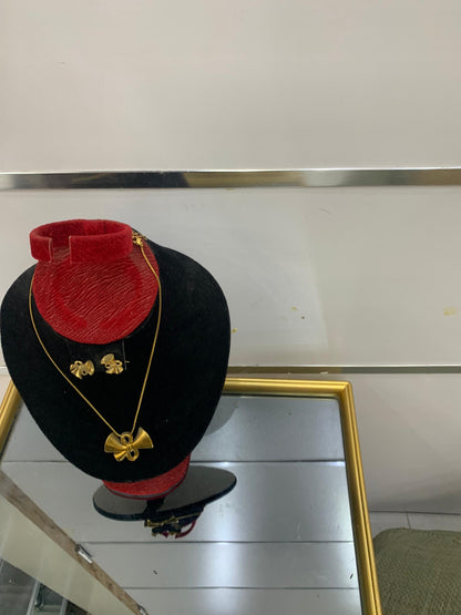 Ensemble Collier & Boucles d’Oreilles Dorés – Élégance Intemporelle