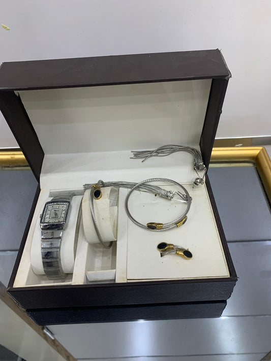 Coffret Montre & Bijoux Argentés – Élégance Complète