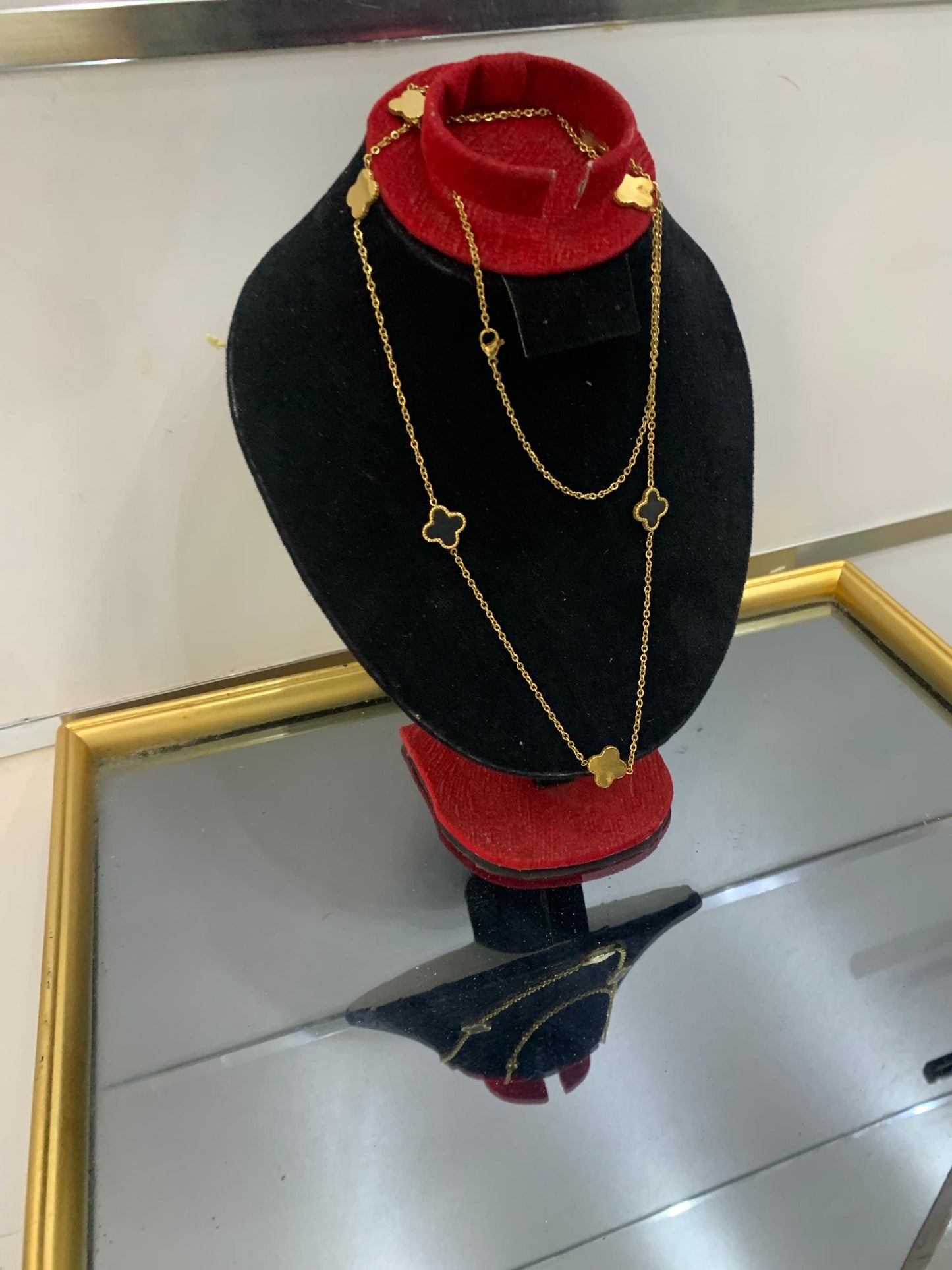 Collier Long Trèfle Émaillé – Style Élégant & Moderne