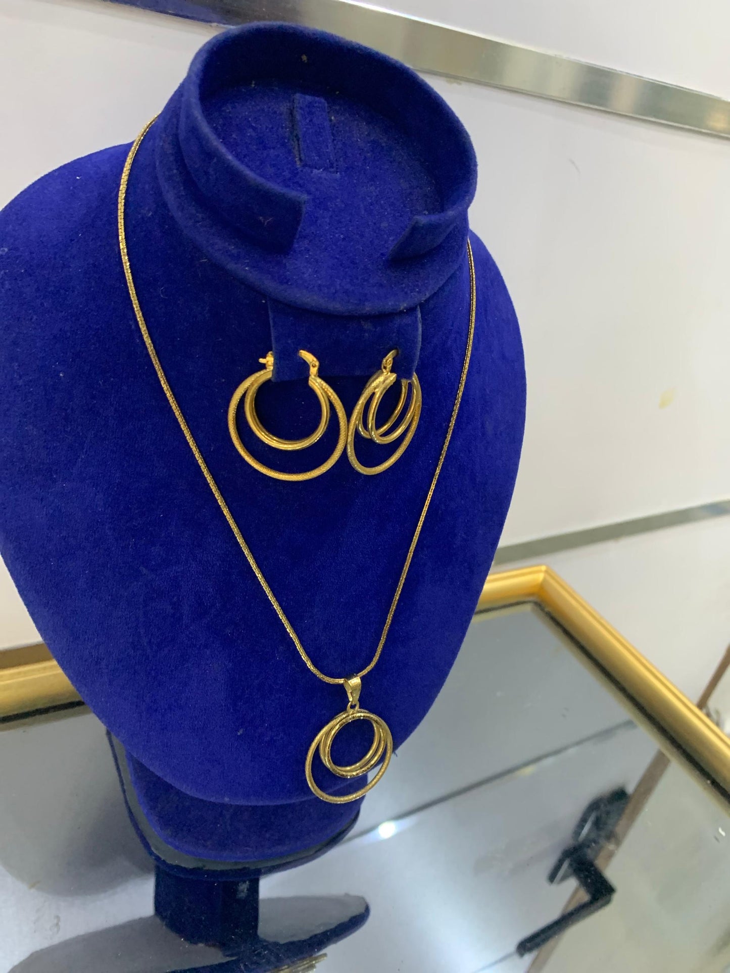 Ensemble Collier & Boucles d’Oreilles Dorés – Design Cercles Élégants