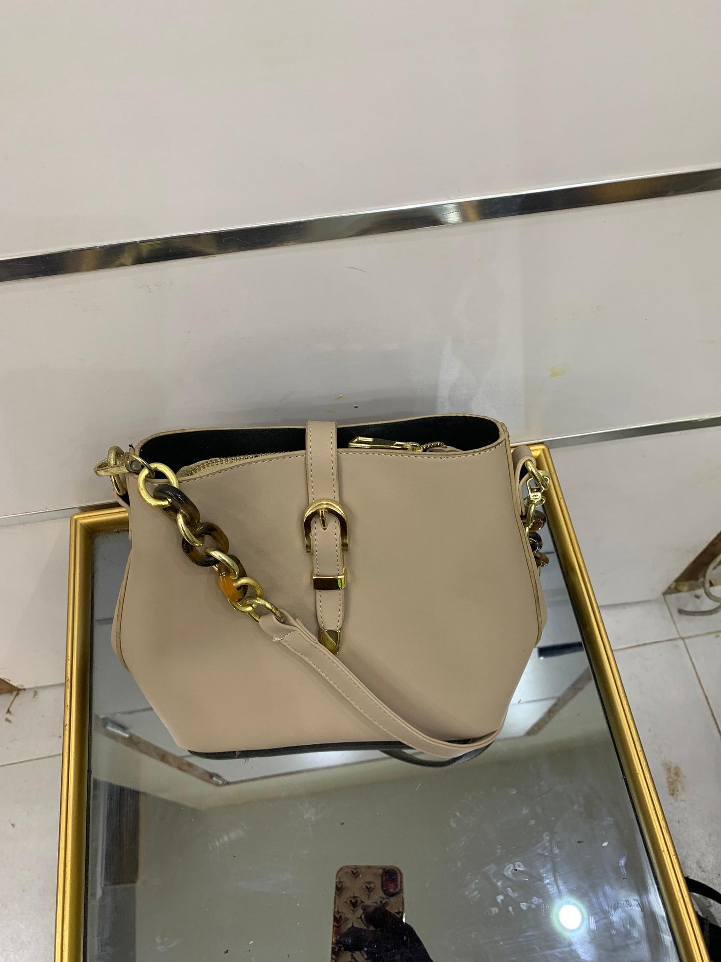 Sac à Bandoulière Élégant – Boucle Dorée & Chaîne Luxe