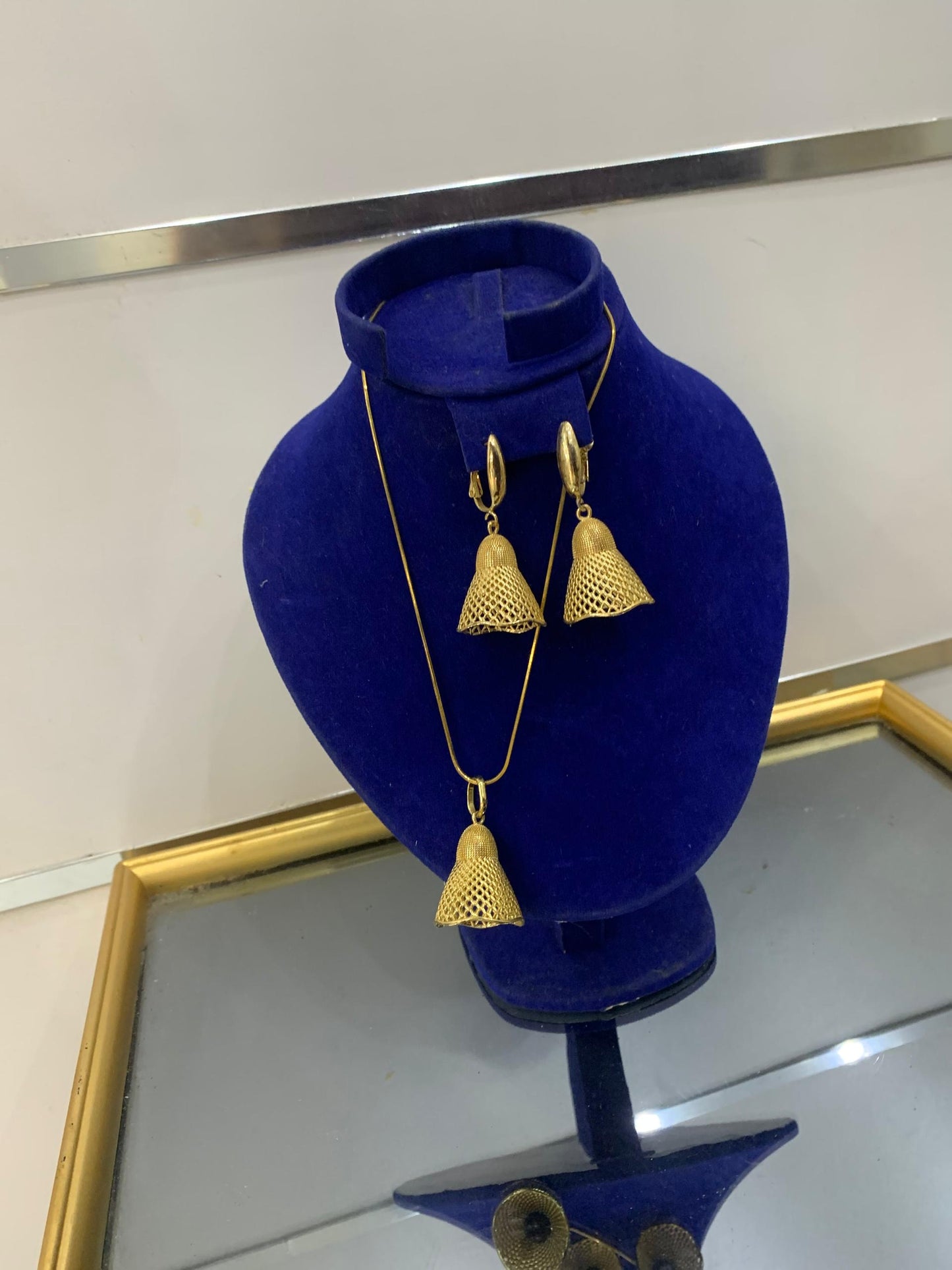 Ensemble Collier & Boucles d’Oreilles Dorés – Élégance Intemporelle