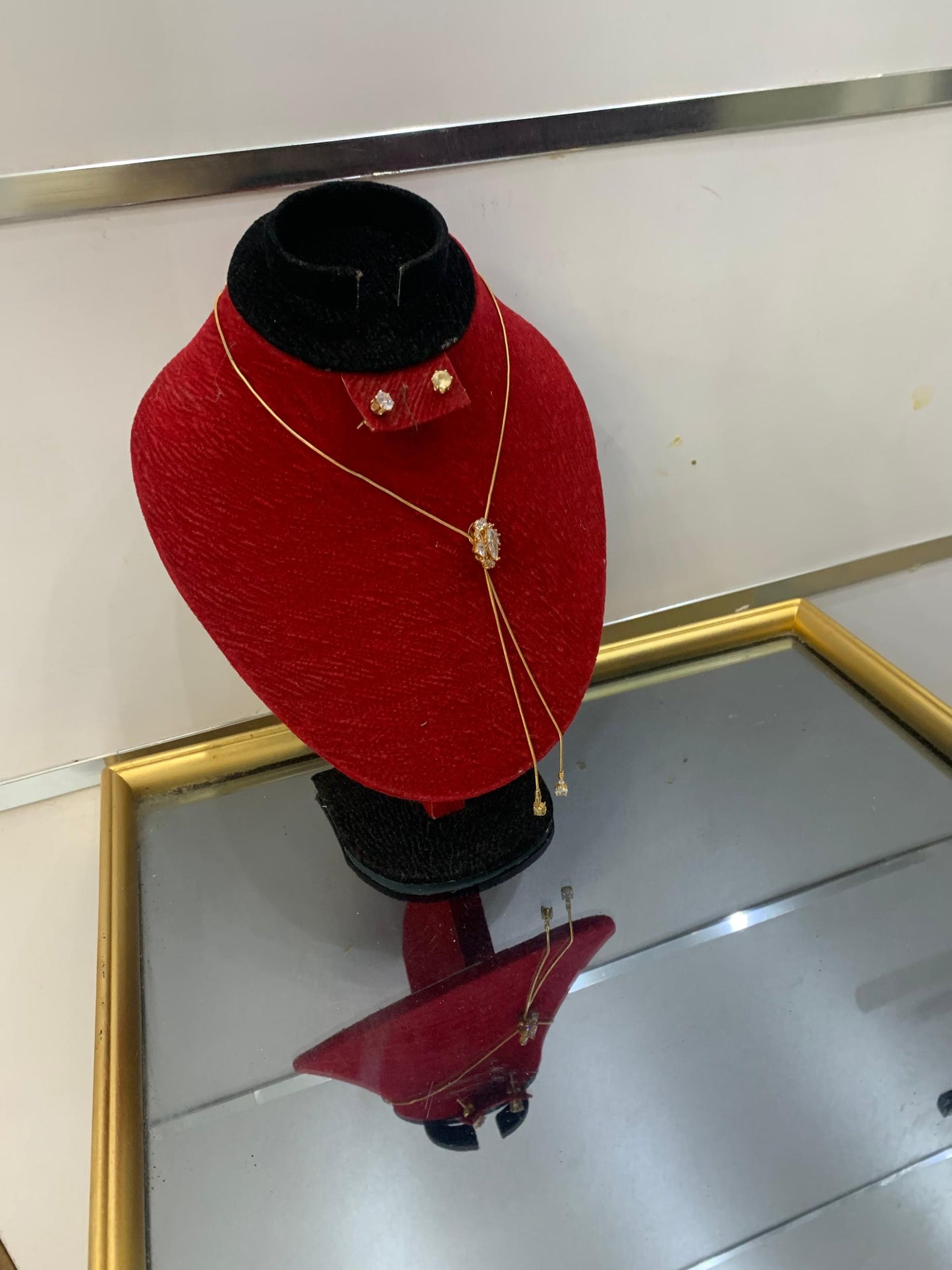 Ensemble Collier & Boucles d’Oreilles Dorés – Élégance Intemporelle